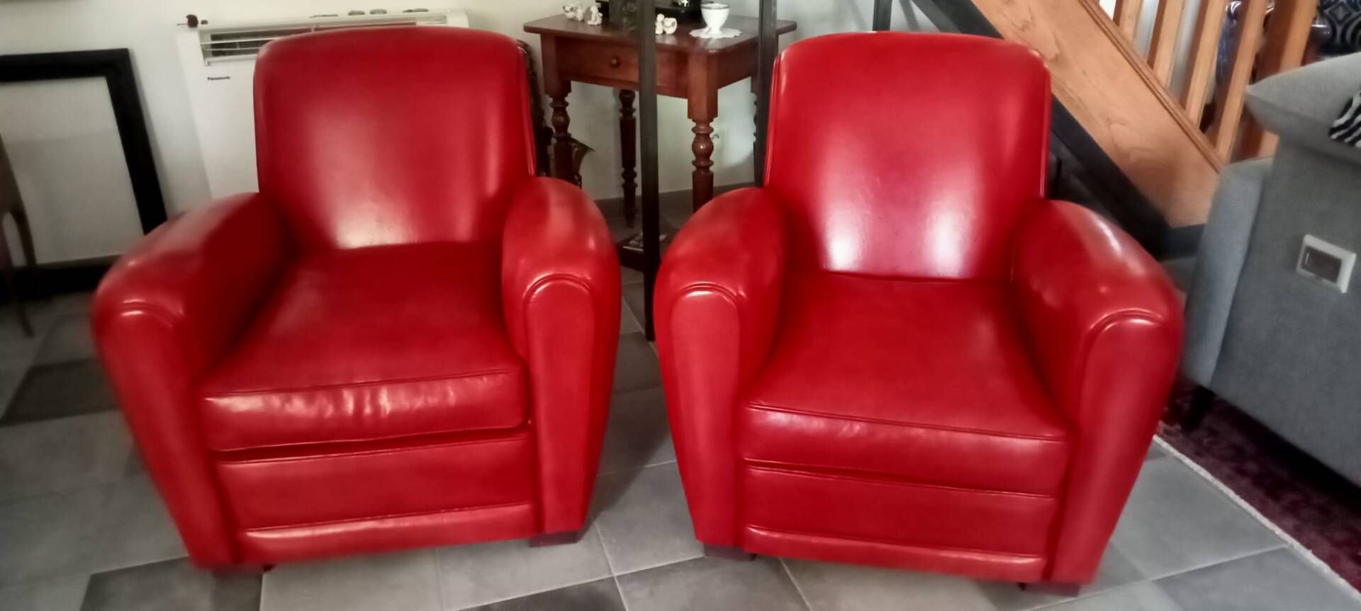 Pair of "Minister" Club Armchairs in red leather – Artisan