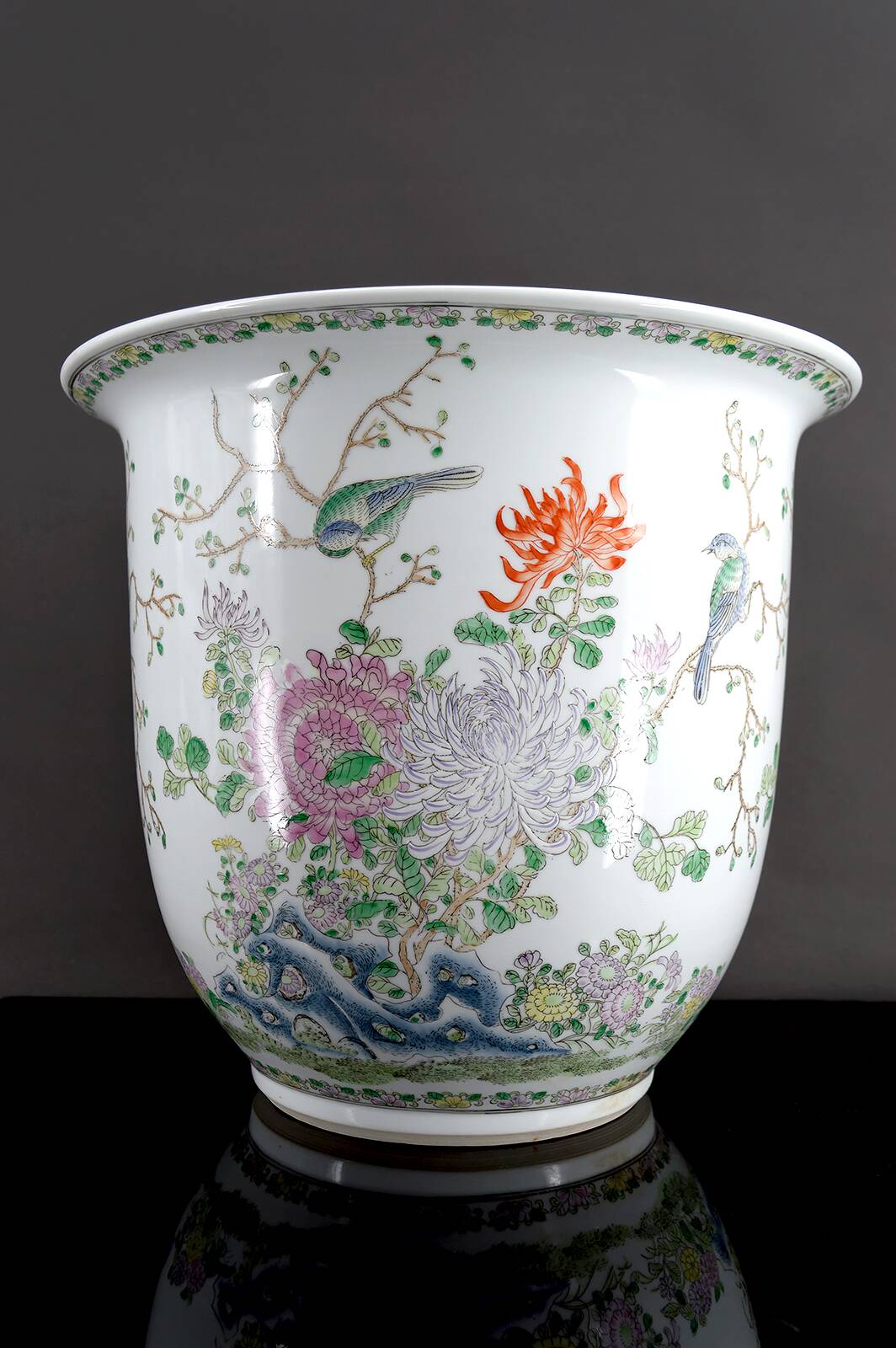 Important Chinese cache-pot with naturalistic floral and animal decoration – 20th century