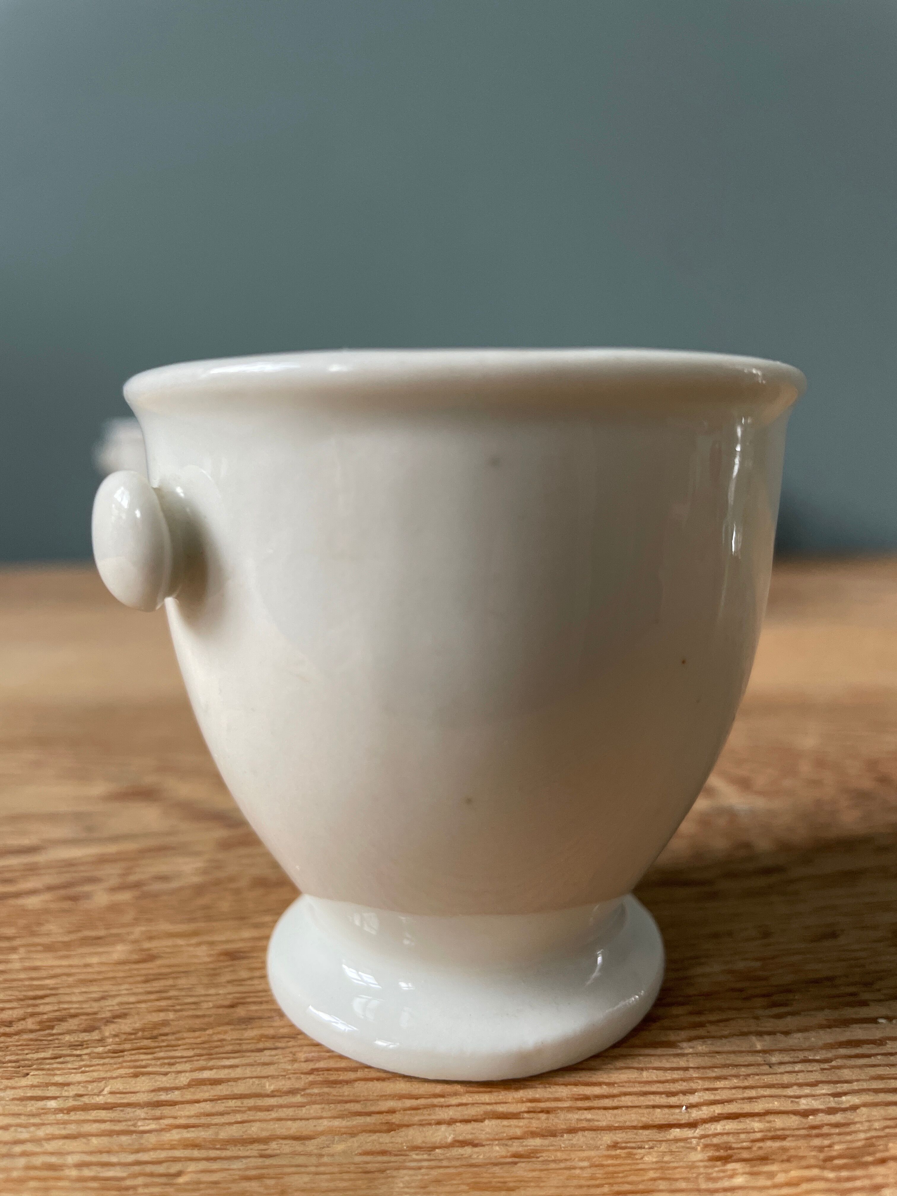 Lot de 5 coquetiers anciens en porcelaine blanche
