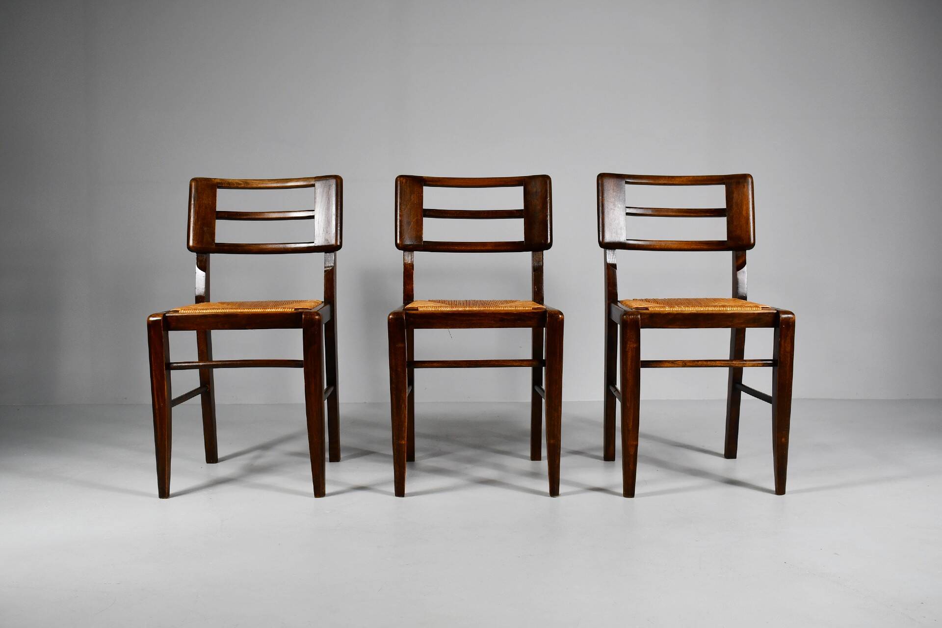 Suite de 3 chaises de Pierre Cruège datant des années 1950.