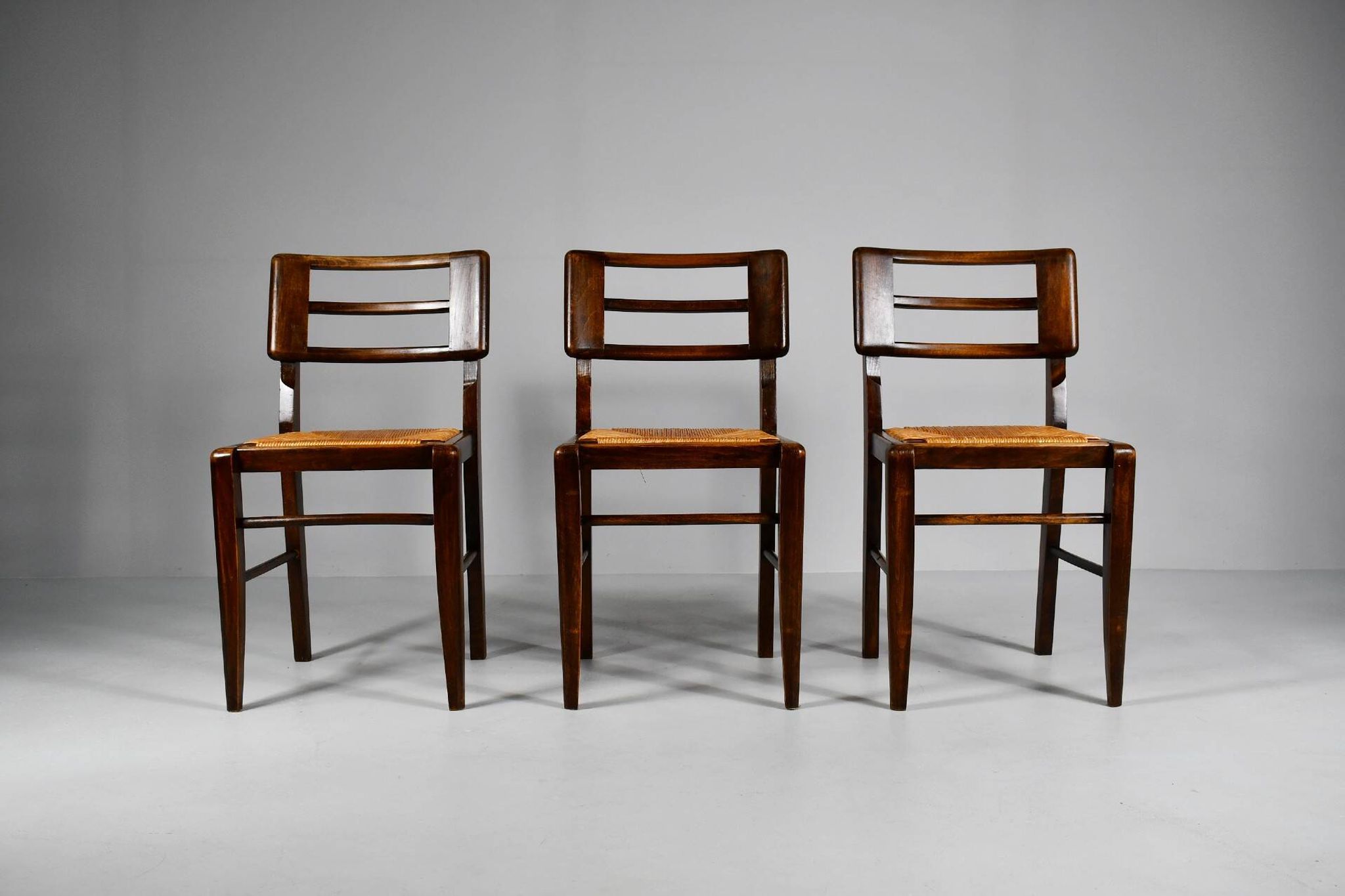 Suite de 3 chaises de Pierre Cruège datant des années 1950.