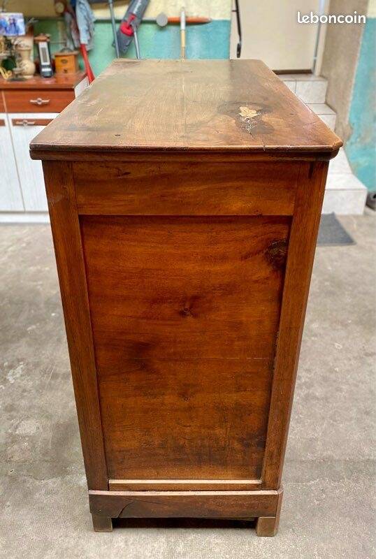 Wooden chest of drawers