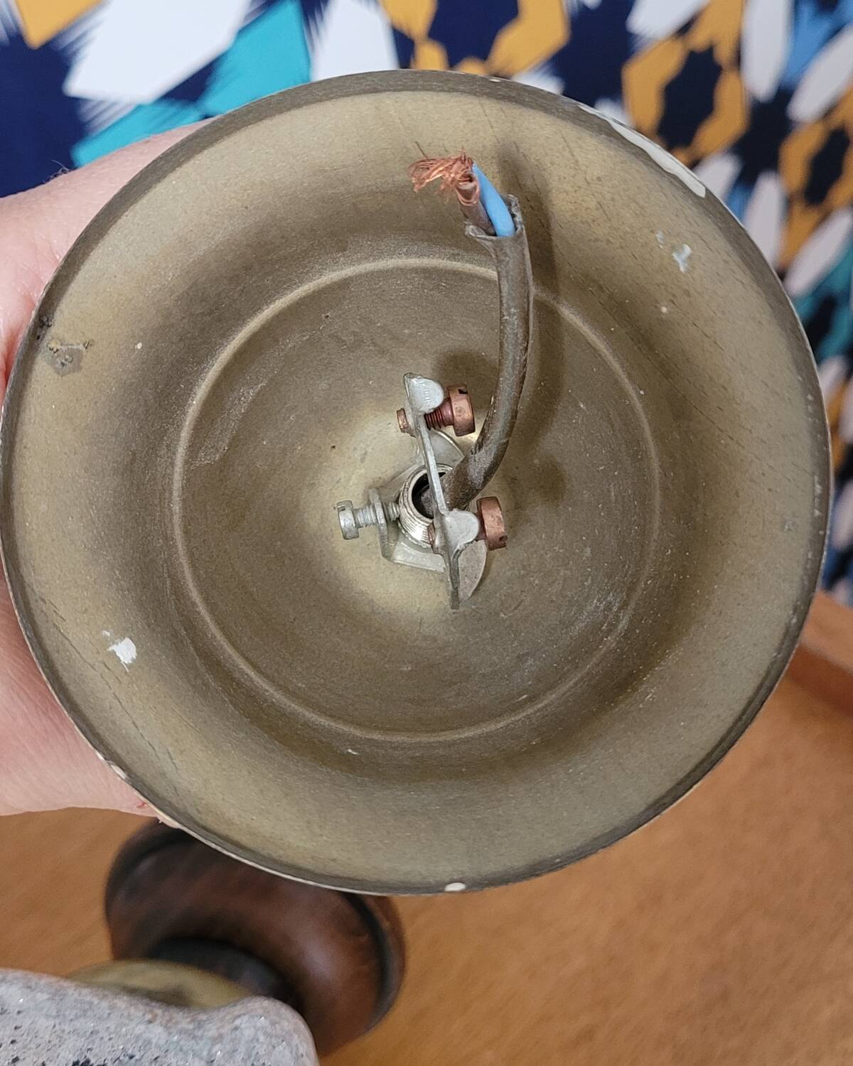 Suspension tulip glass with a textured finish