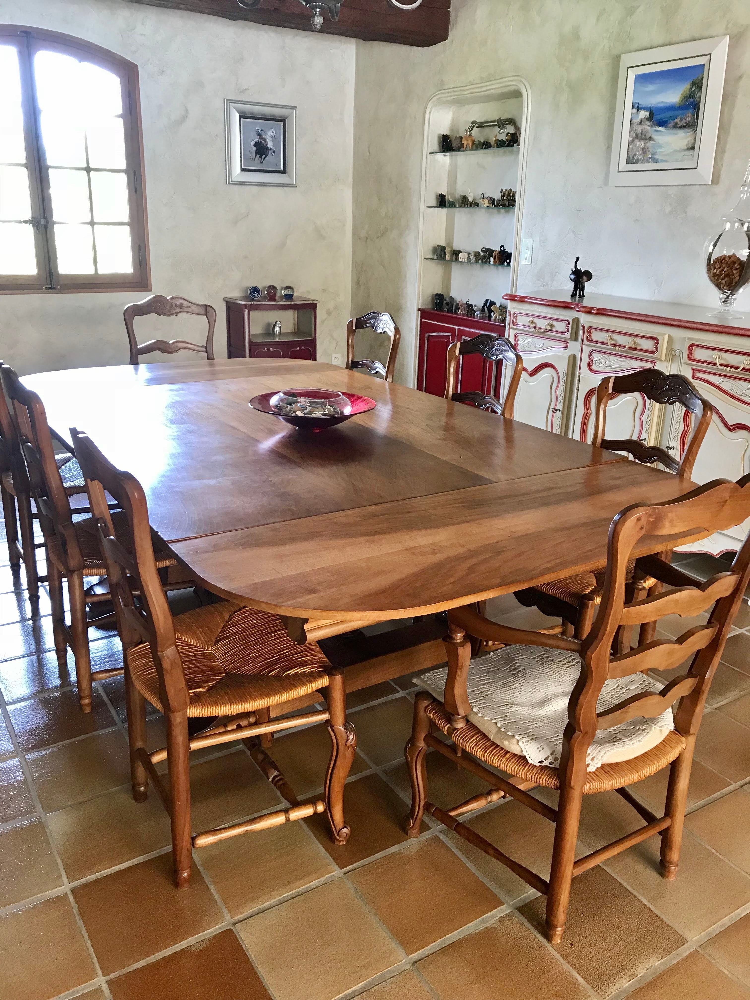 Table ancienne en noyer massif