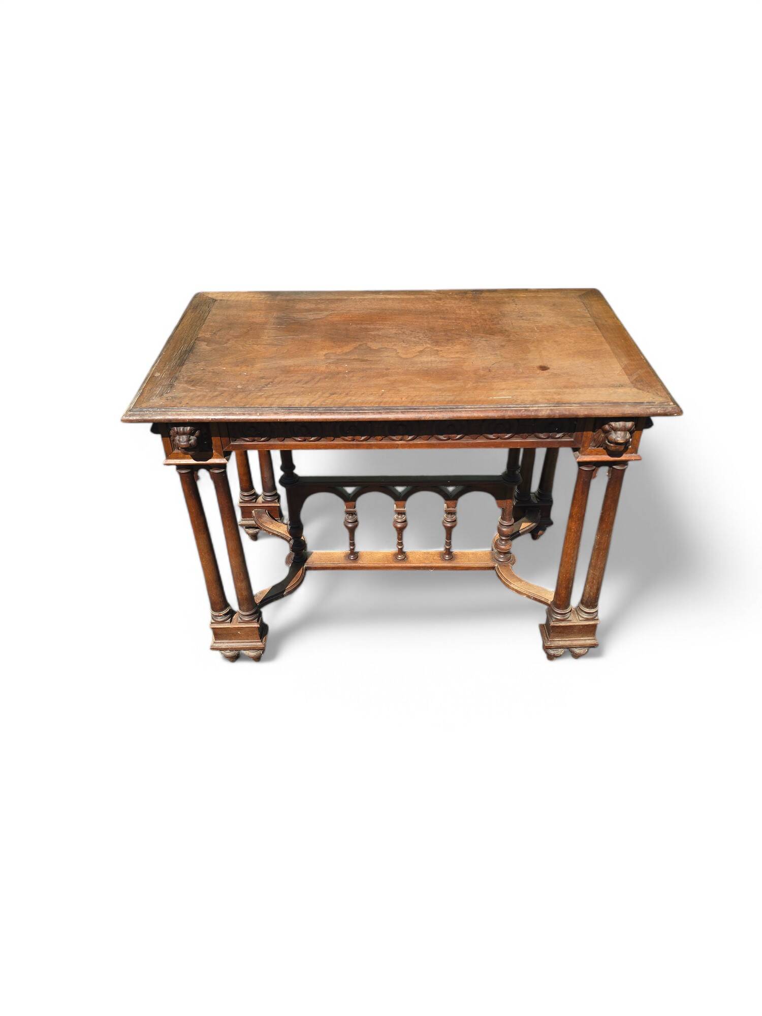 Bureau style Renaissance en bois sculpté