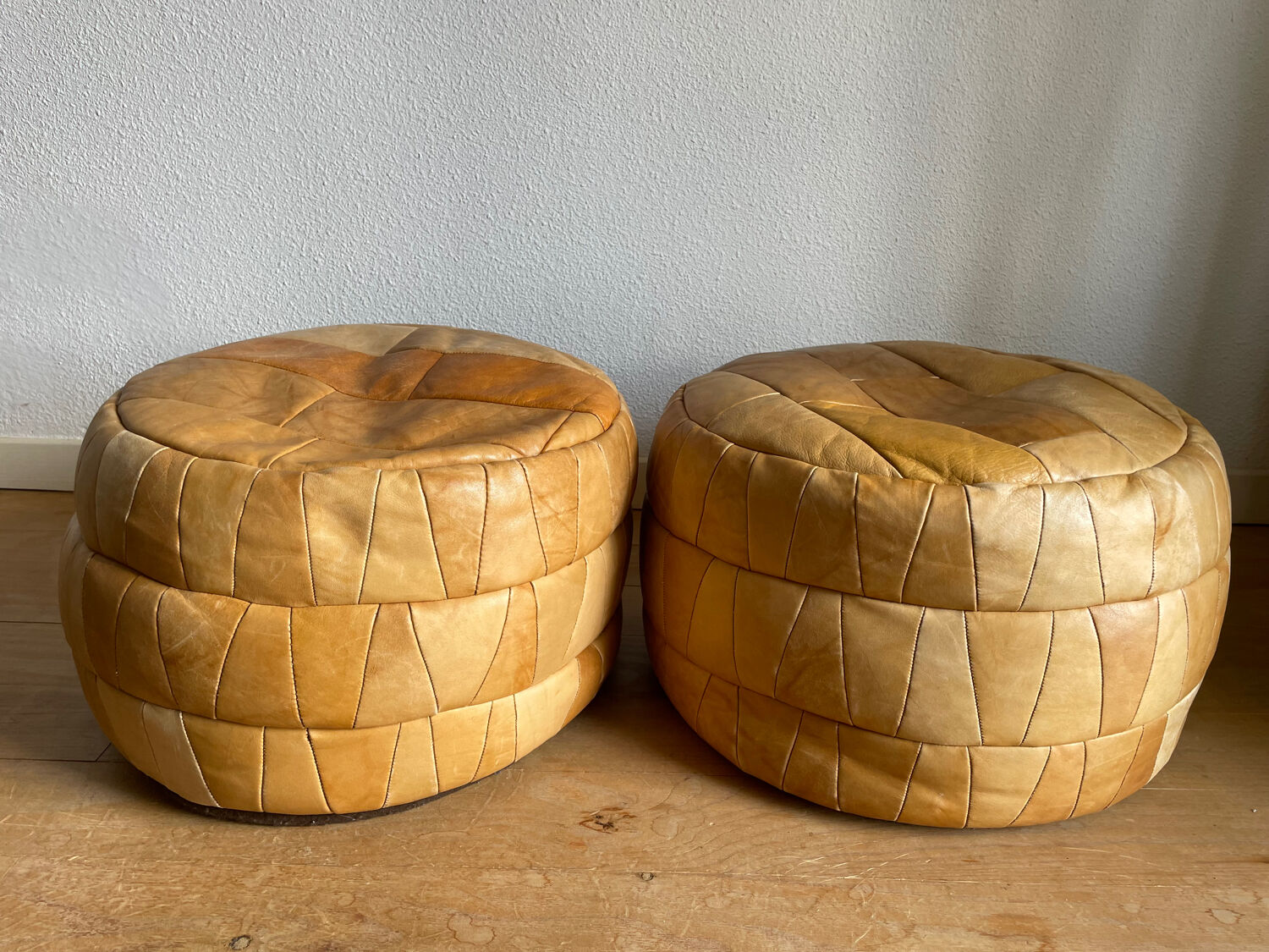 Set of 2 patchwork leather poufs brown camel De Sède
