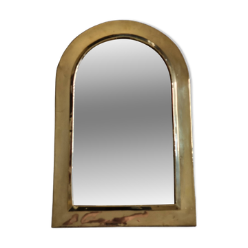 Arched wall mirror from Moroccan craftsmanship, made of metal.