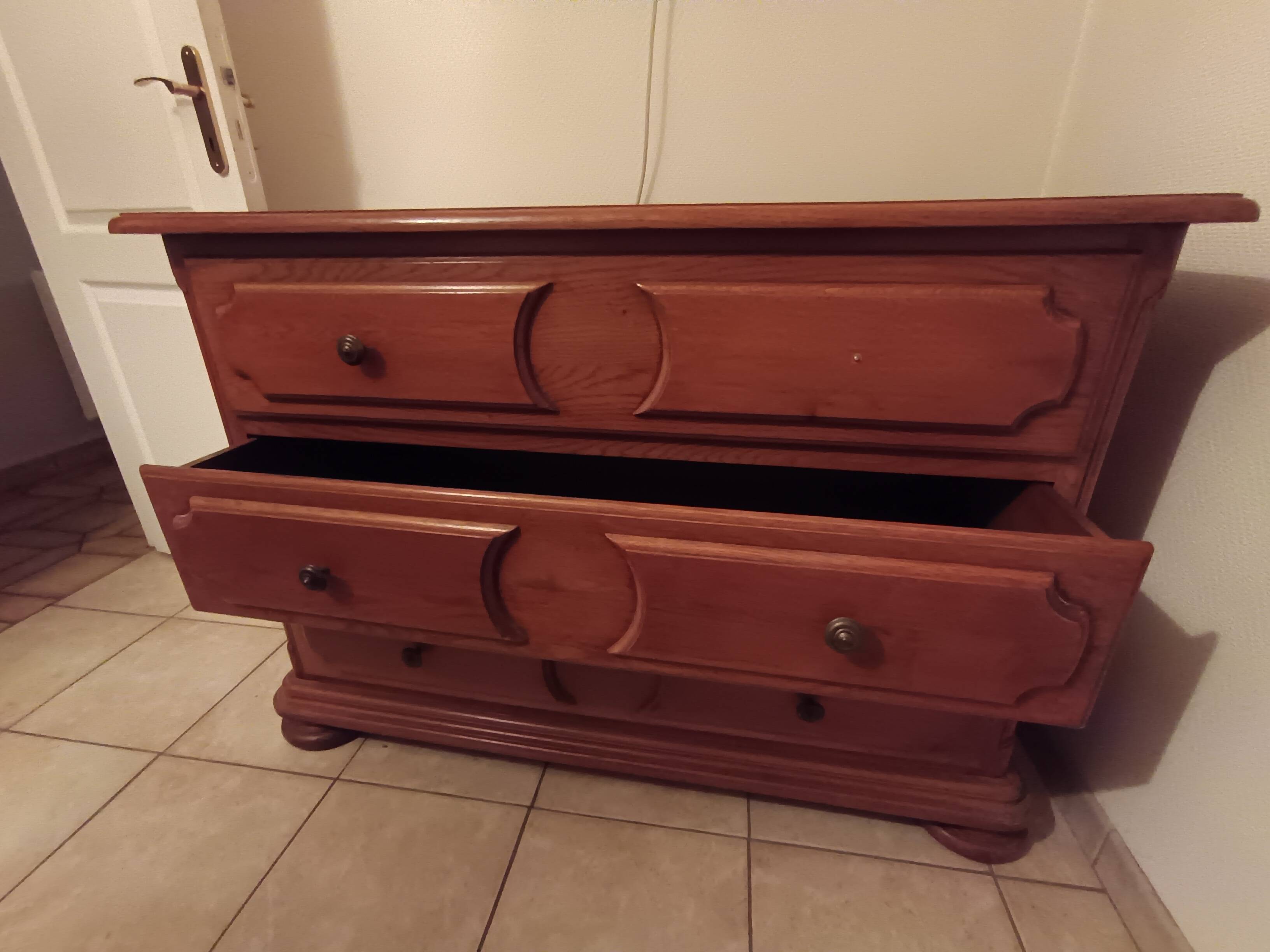 Wooden chest of drawers