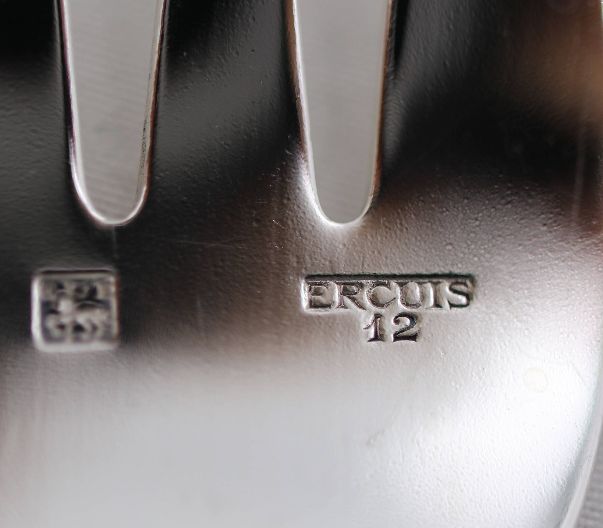 Ercuis Auteuil, 12 silver-plated oyster forks, in perfect condition.