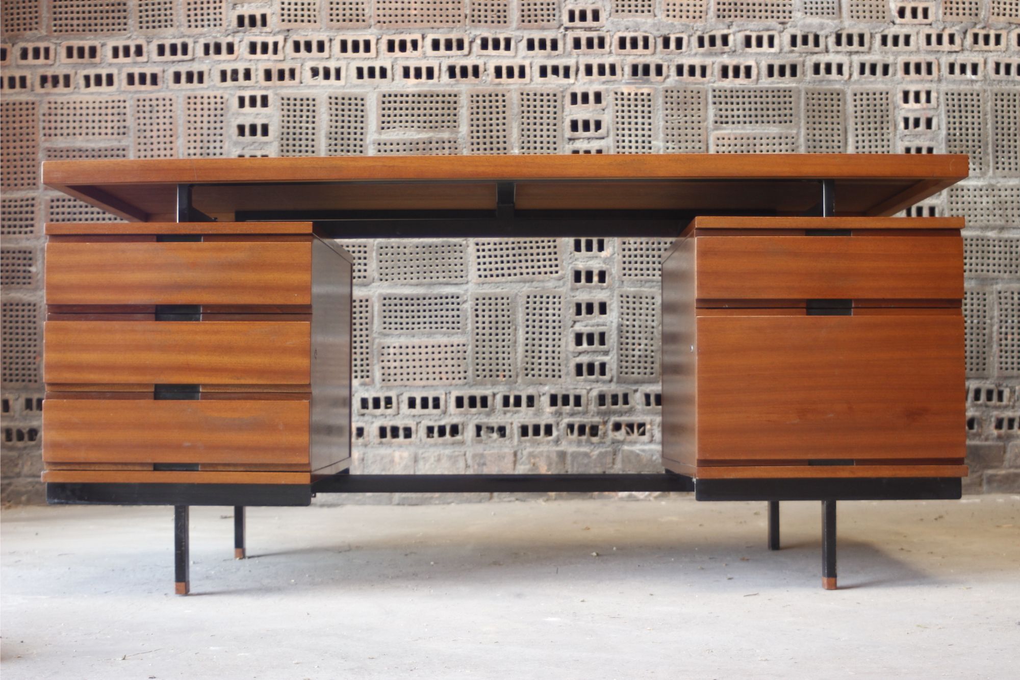 Mahogany veneer desk by Pierre Guariche for Minvielle, 1950s
