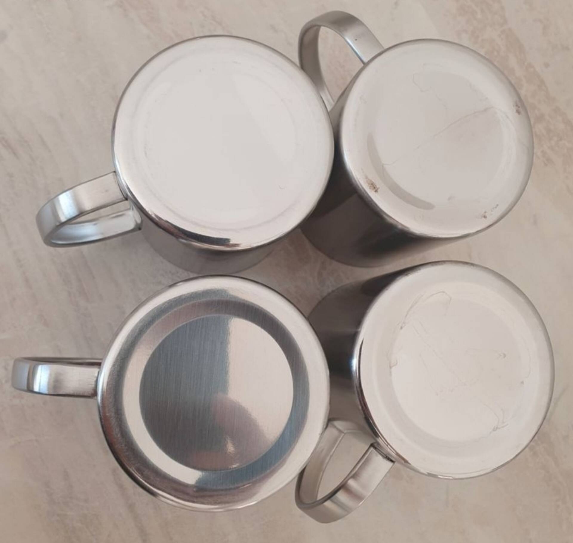 4 Grandes Tasses en inox et son support métallique