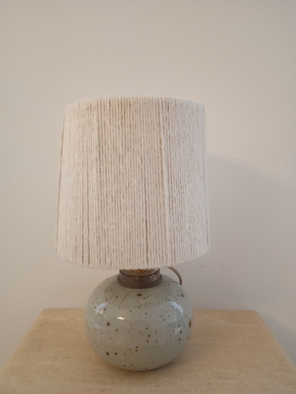 Lampe vintage en grès émaillé avec abat-jour en corde