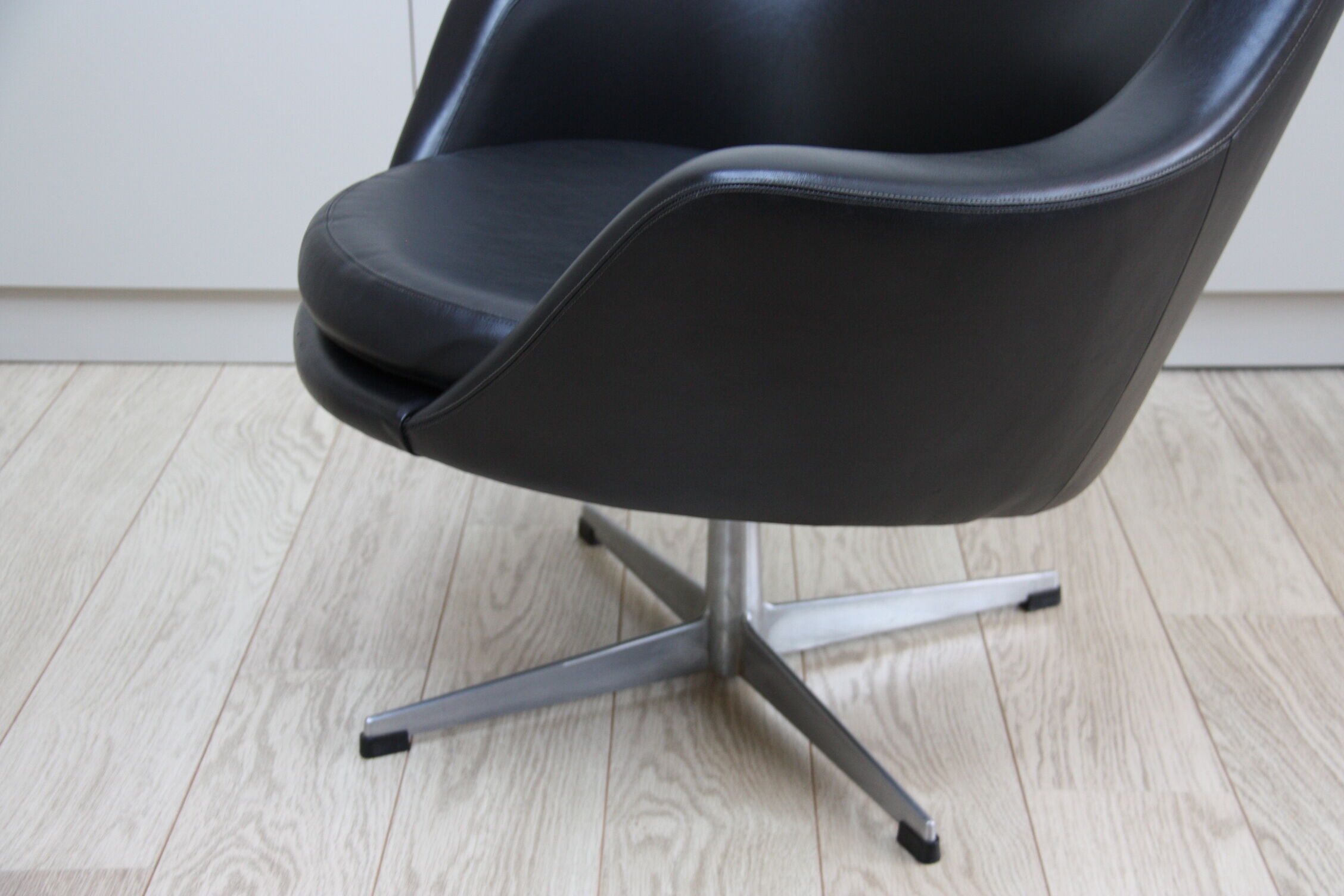 Fauteuil pivotant vintage en similicuir noir par Pastoe 60s