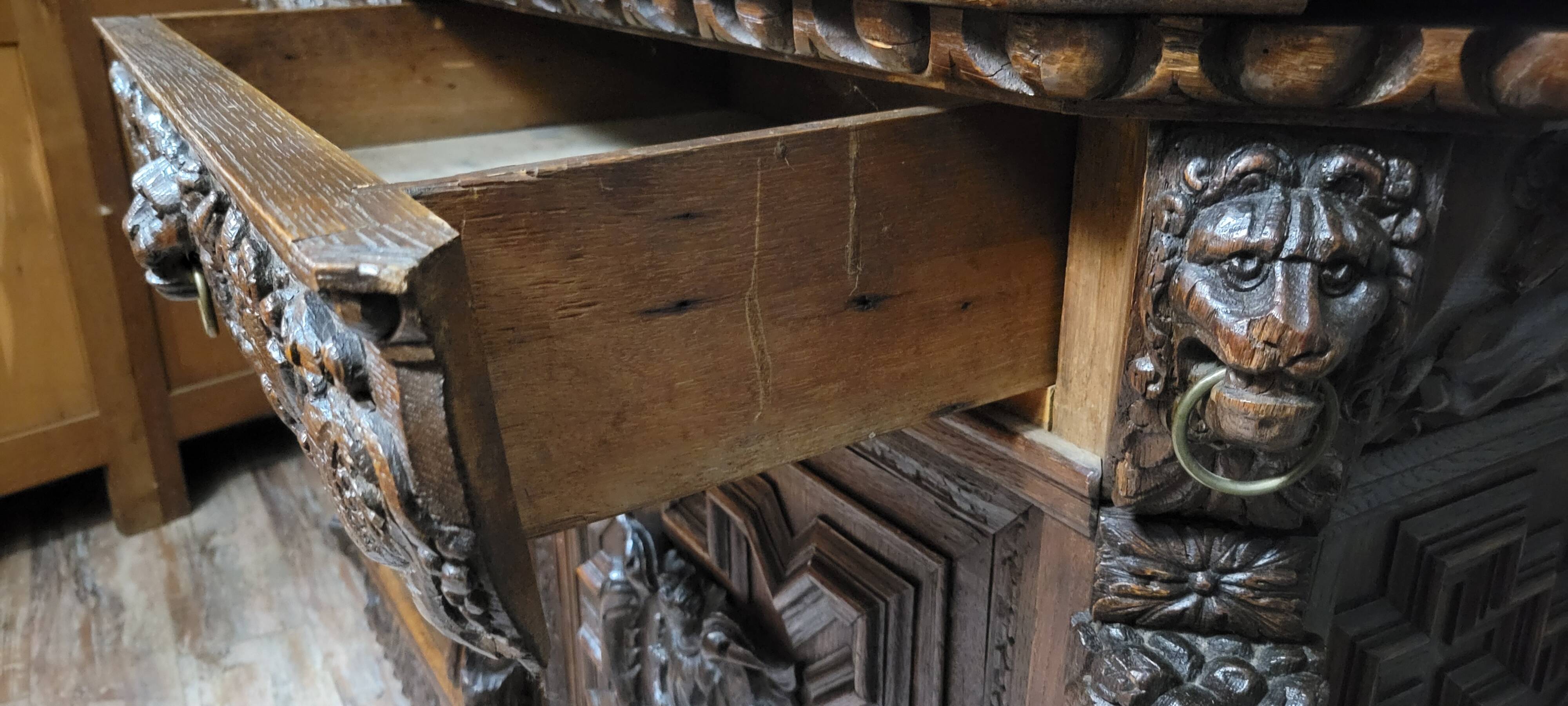 Buffet deux-corps style Renaissance Italienne en chene massif