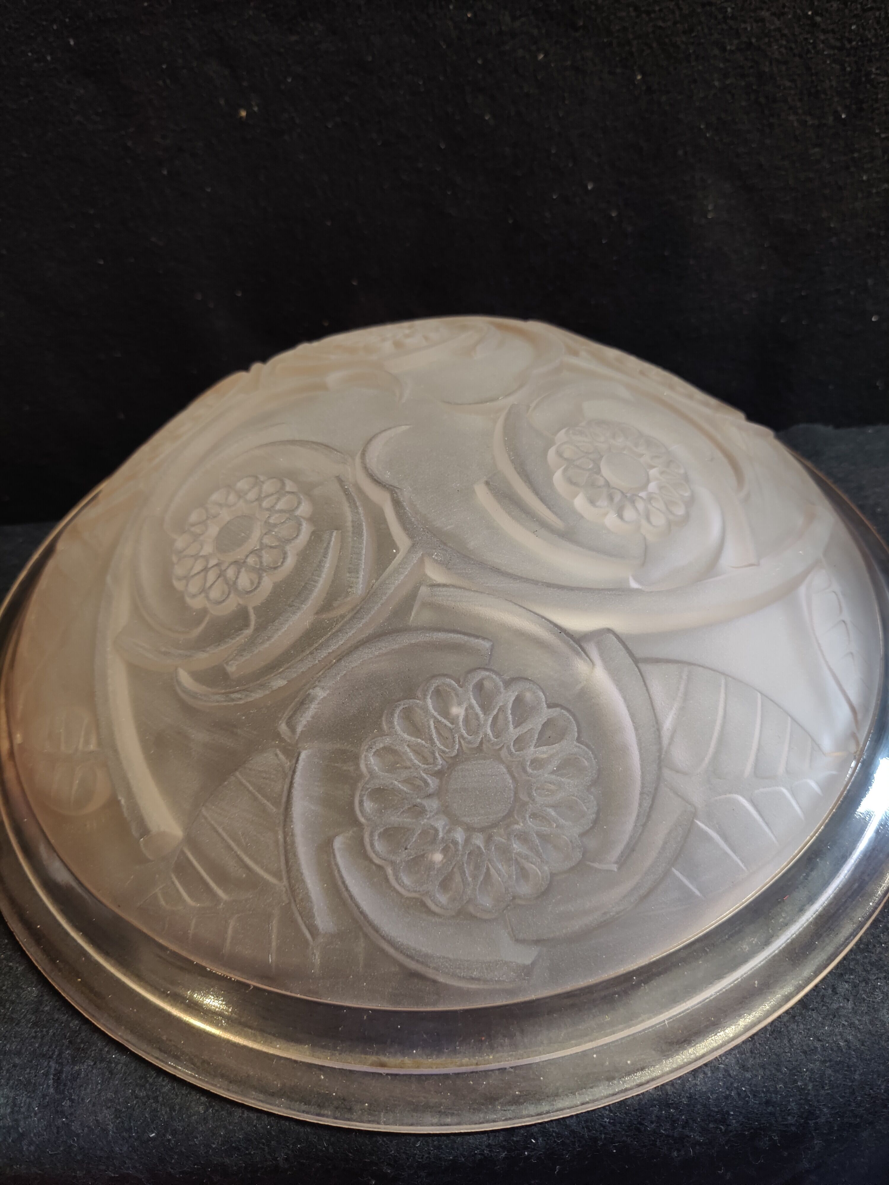 Ceiling basin signed Vlieghe in molded glass pressed pink floral pattern art-deco