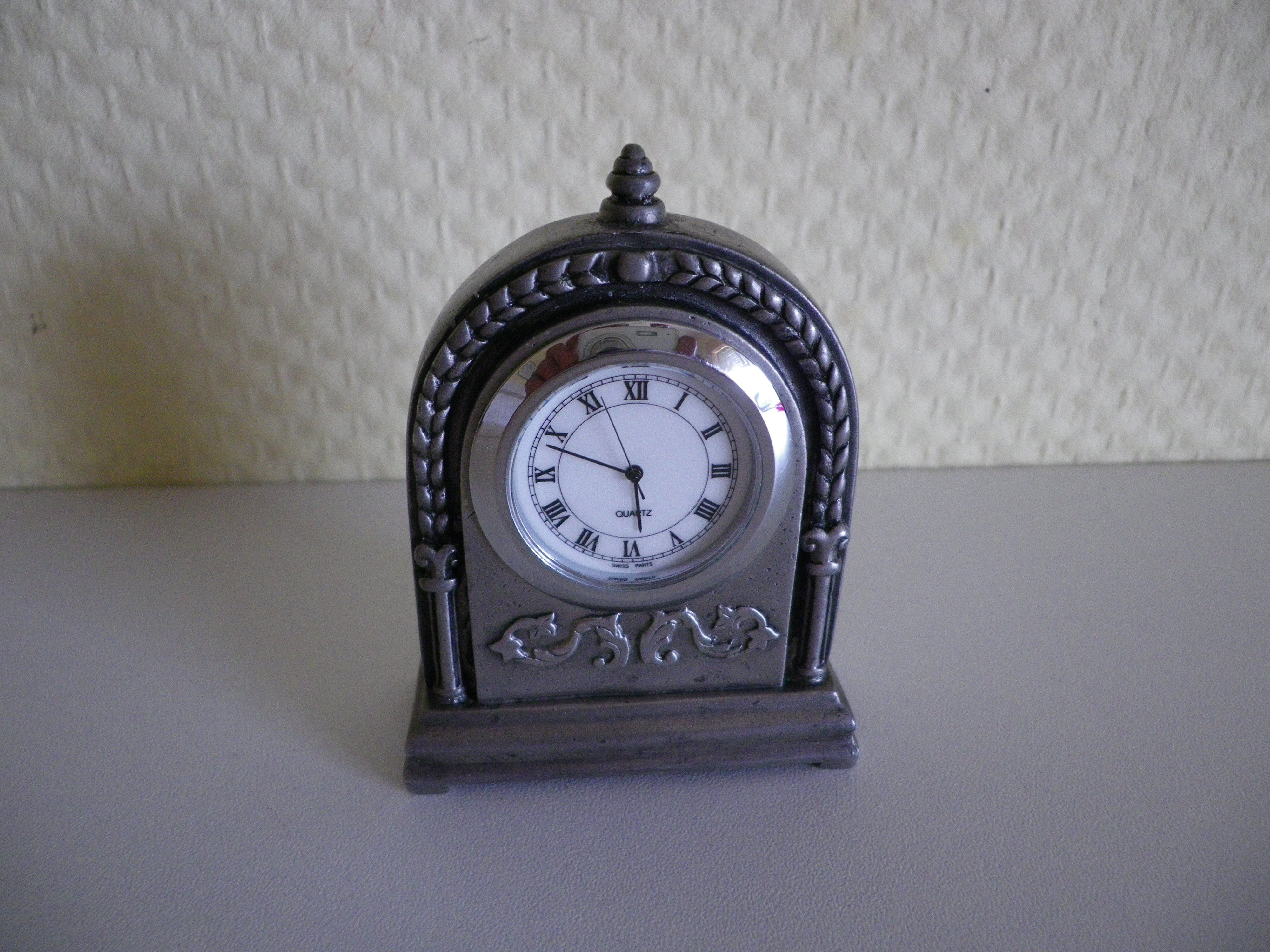 Tin miniature hanging - E.S. Swiss Part