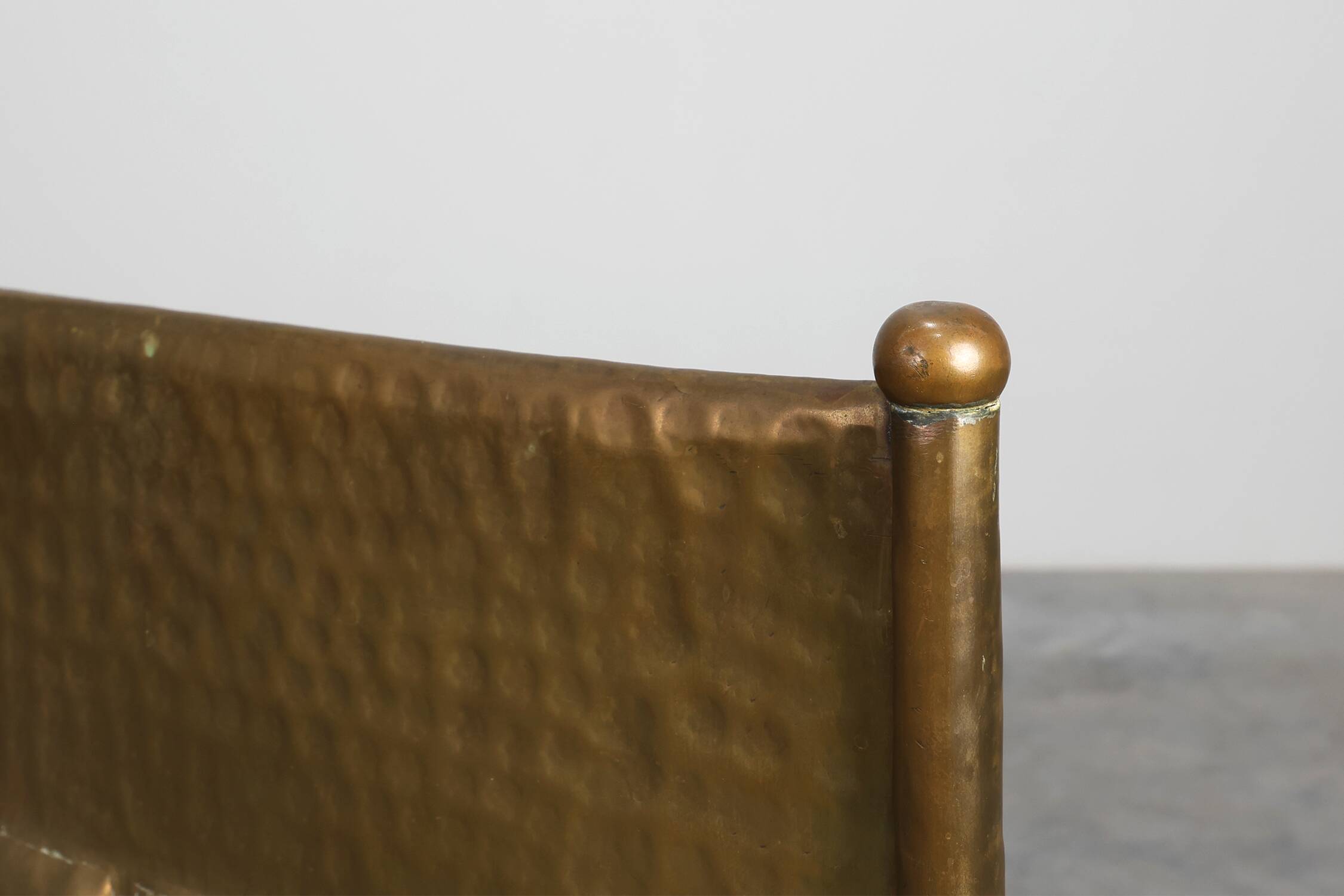 Écran de cheminée en cuivre martelé Art Déco élégant, France années 1920