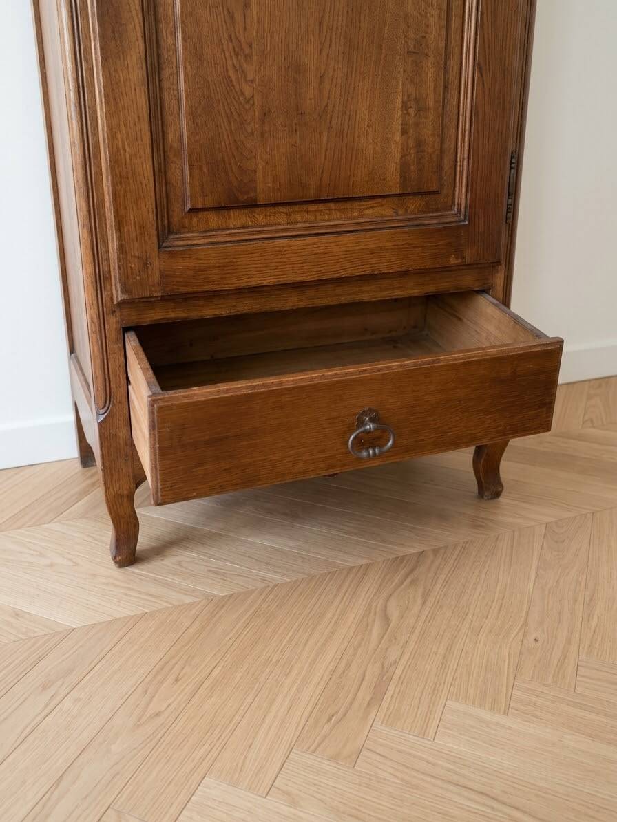Antique oak bonnetière