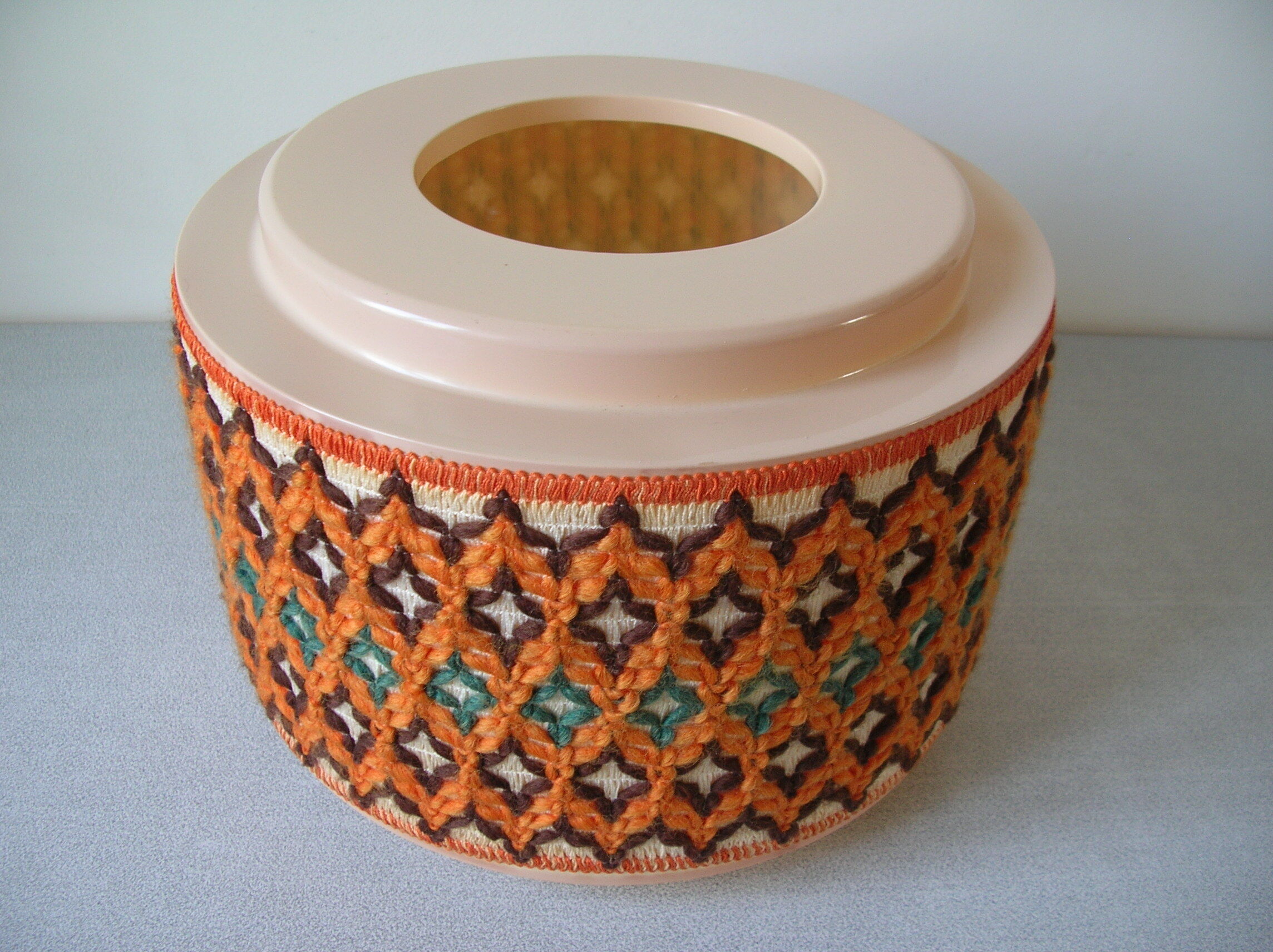 Abat jour de lampe années 1970 en celluloïd pourtour crochet en laine broderie tricot
