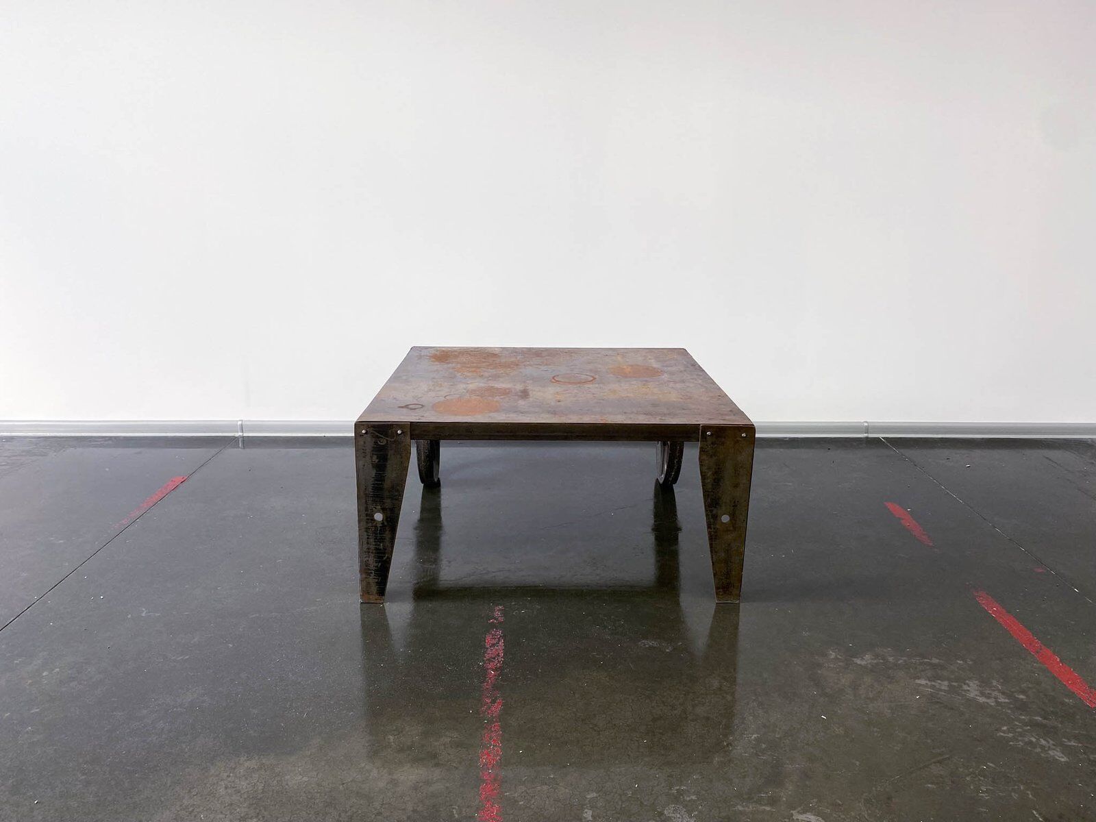 Table basse en acier industriel brutaliste