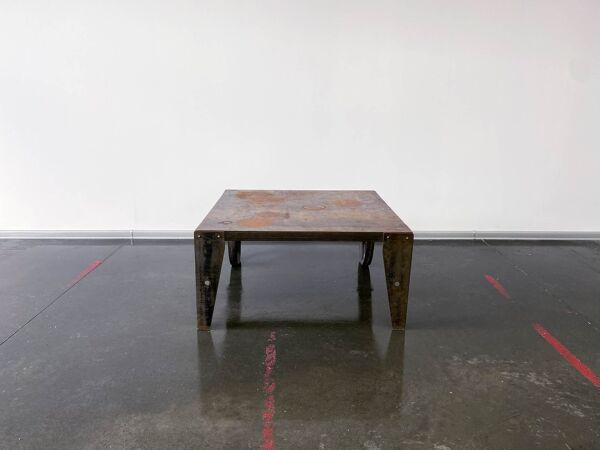 Table basse en acier industriel brutaliste