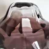 Crystal vase in the shape of a jellyfish, eggplant color with a gradient background