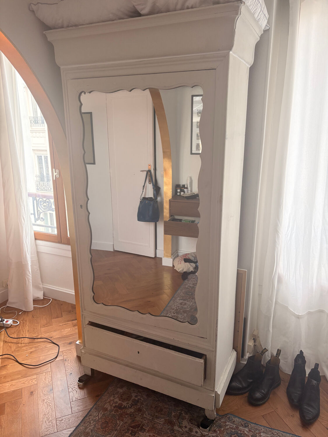 Armoire blanche – Bonbonnière parisienne avec miroir – À rénover