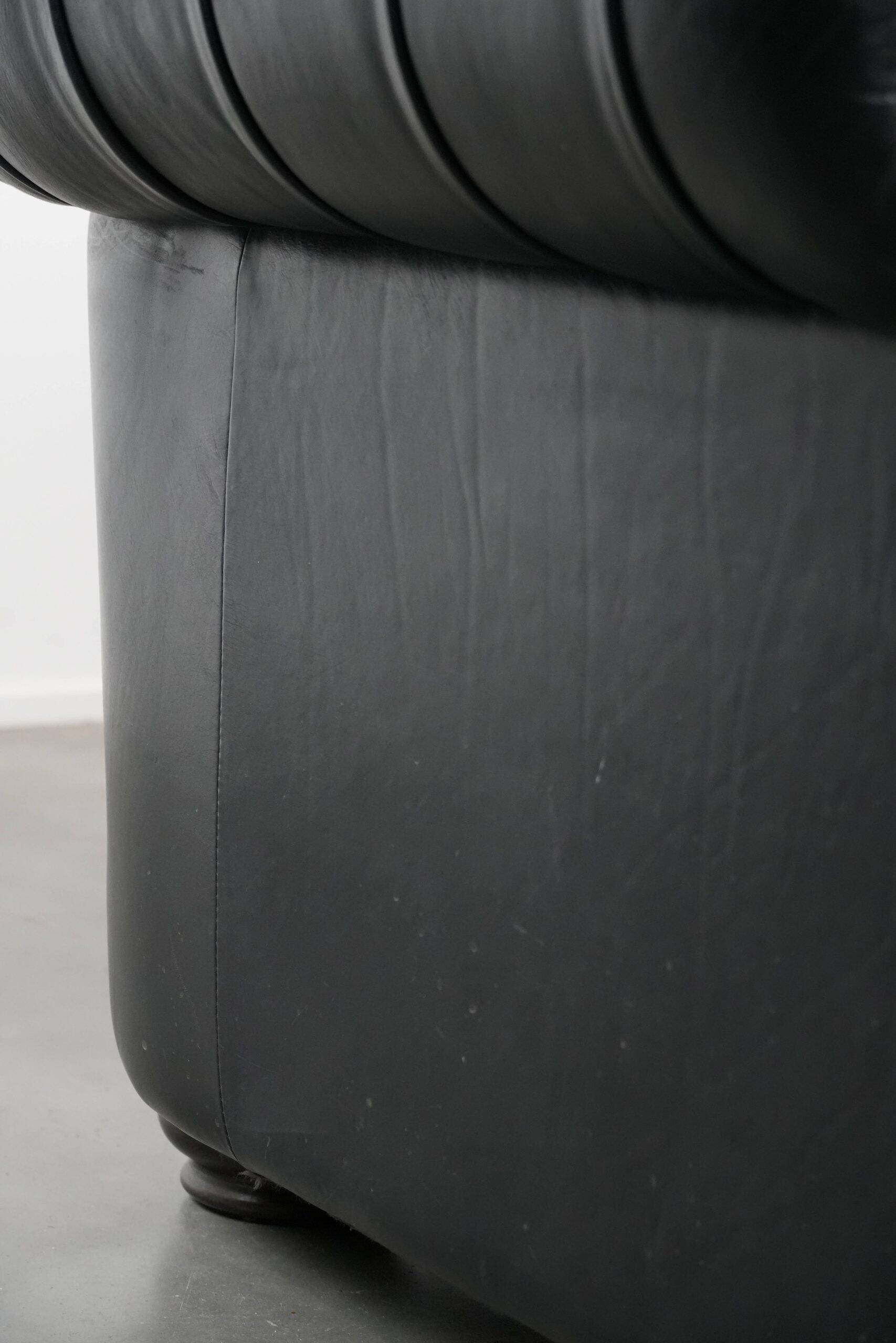 Set consisting of a cowhide leather Chesterfield sofa and matching ottoman
