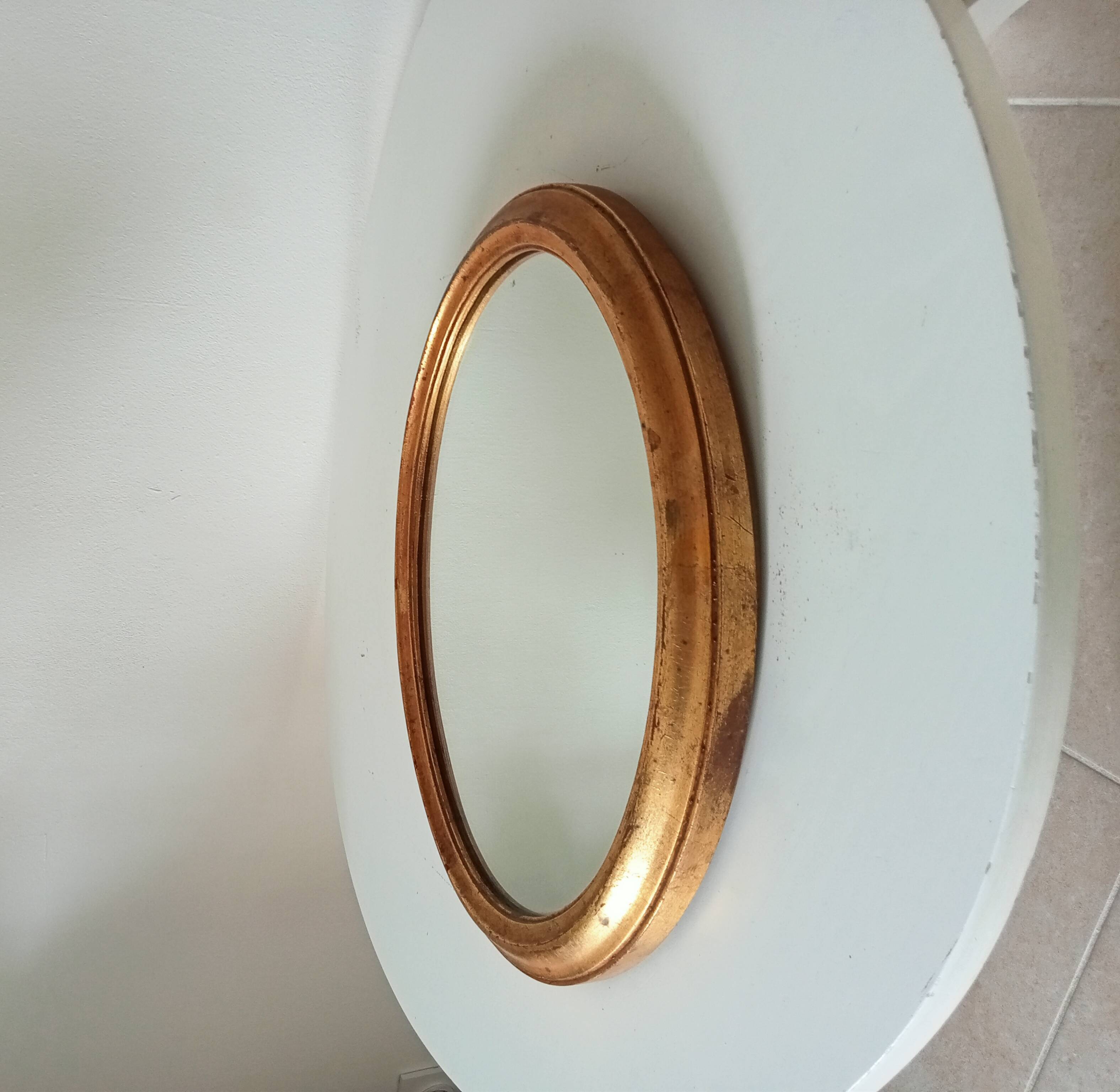 Antique oval mirror in gilded solid wood