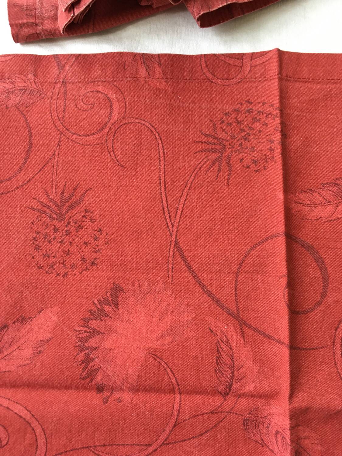 Large red tablecloth for 8 places and napkins