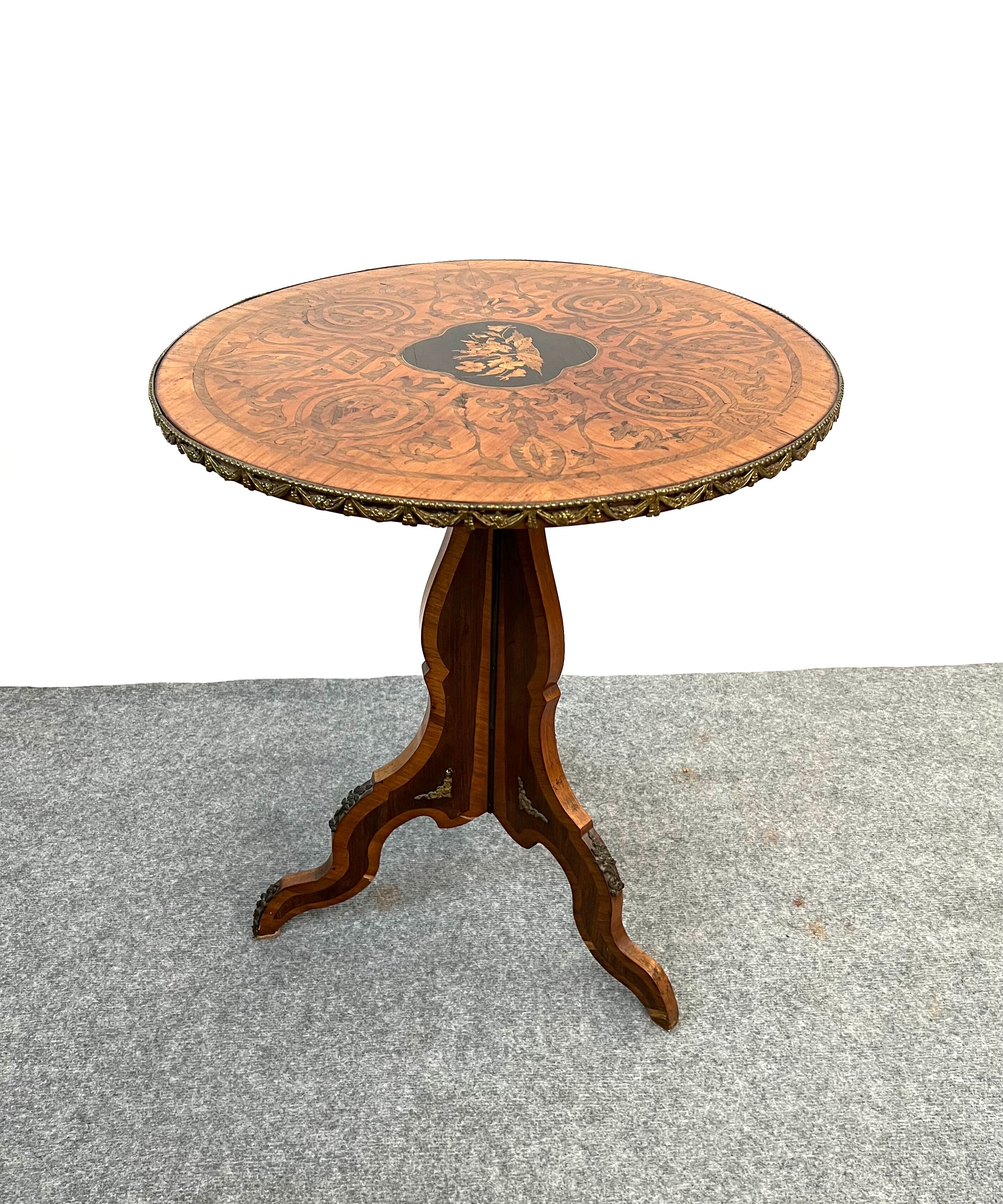 Gueridon tripode marquetée repliable style Louis XVI table d'appoint