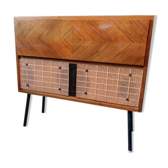 Hifi radio stand the voice of its master