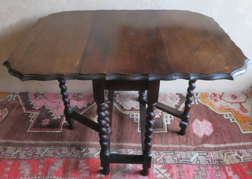 Antique farmhouse patinated extendable table in oak with carved edge, 1900