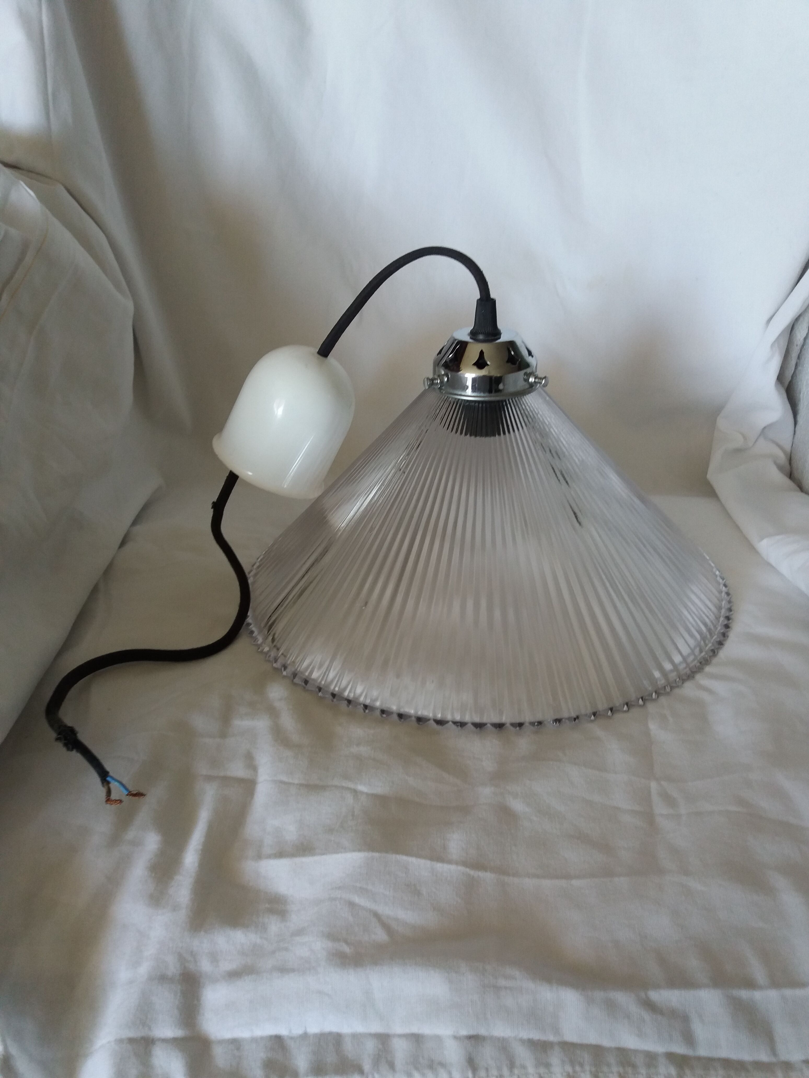 Conical glass suspension