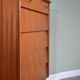 Commode en teck et laiton