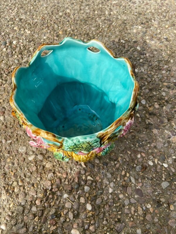 Cache-pot ancien en barbotine Majolique à décor floral