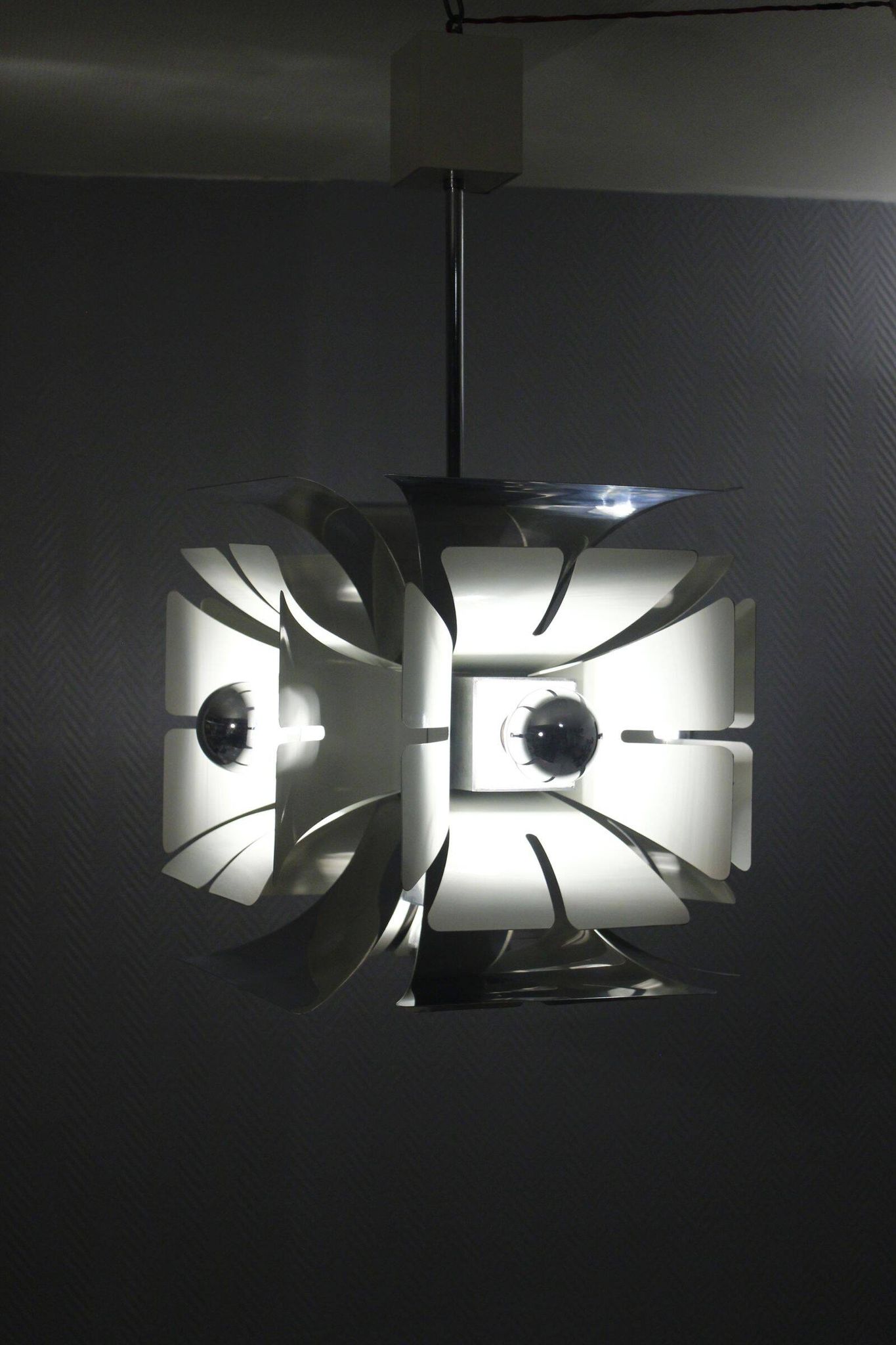 Impressive Space Age chandelier with 5 lights, chrome metal, Italy 1970s.