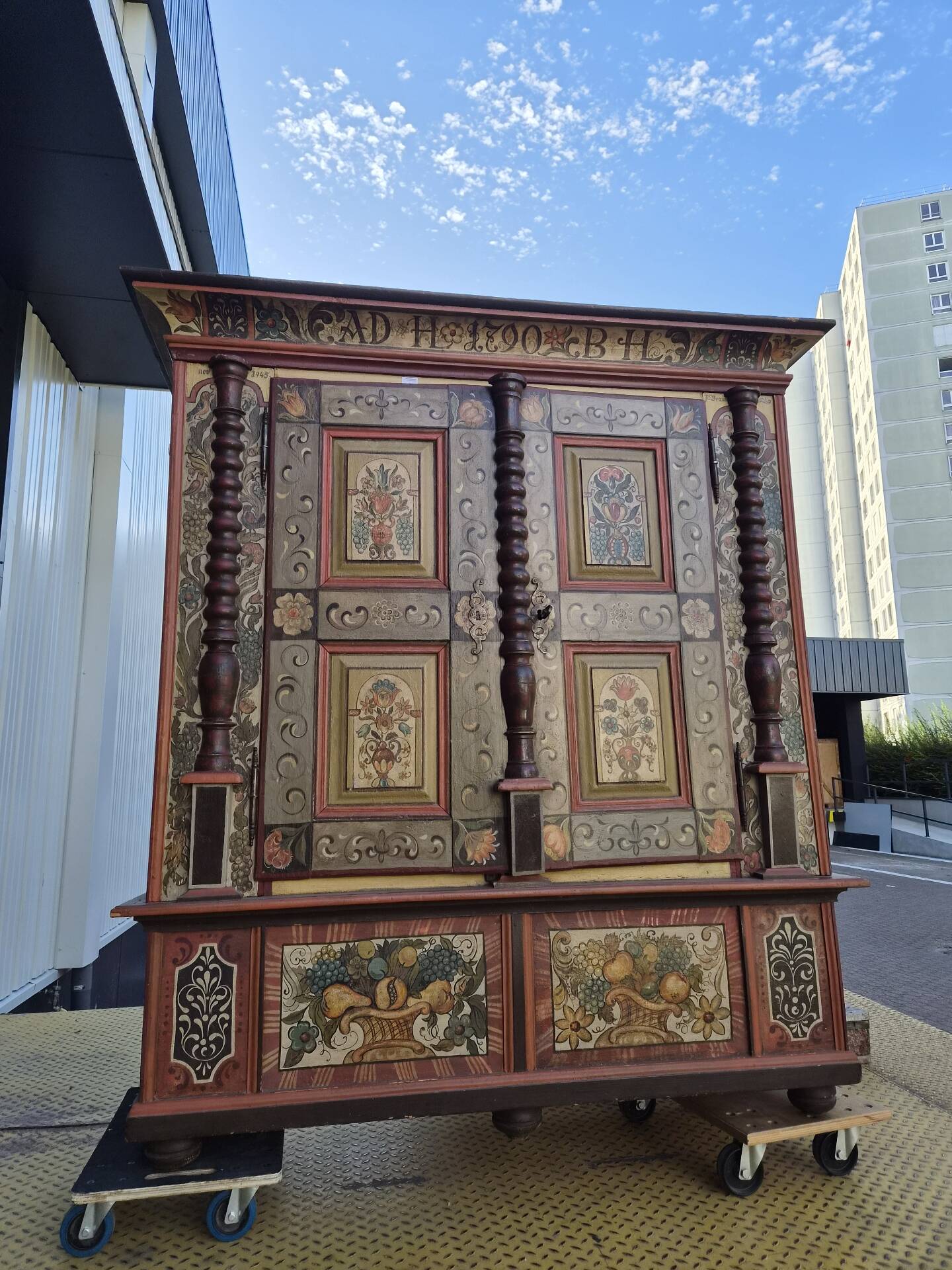 Mountain-painted wardrobe from the late 18th century.