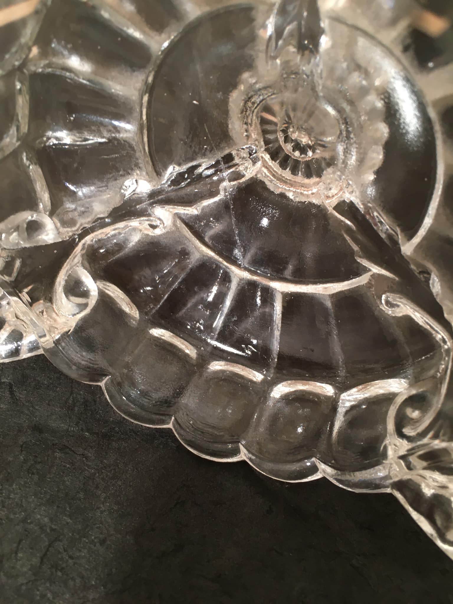 Duo de bougeoirs en verre finement travaillés