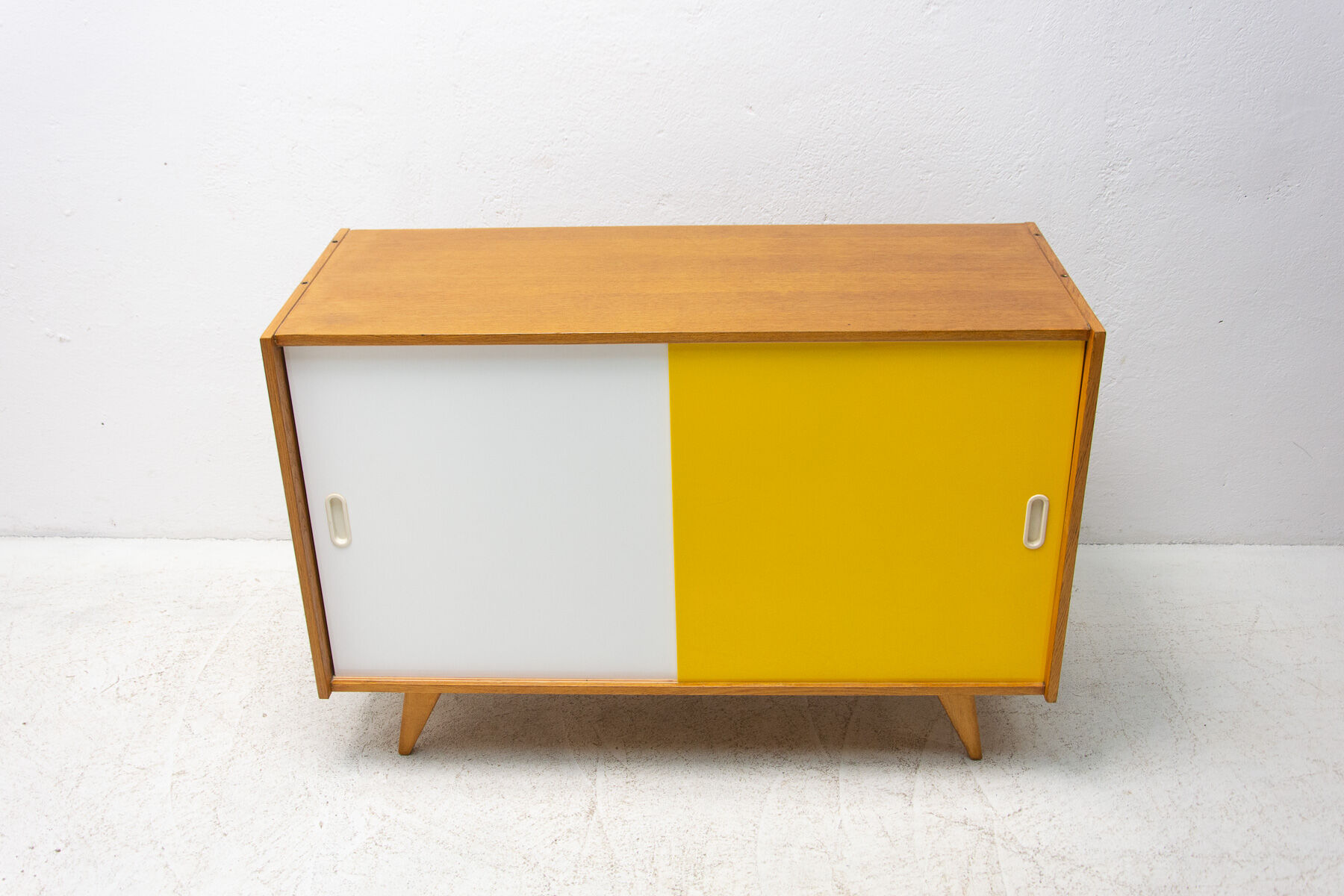 Buffet U-452 par Jiří Jiroutek années 1960 Tchécoslovaquie