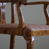 Une paire de fauteuils de style Chippendale anglais en bouleau, XXe siècle, Angleterre