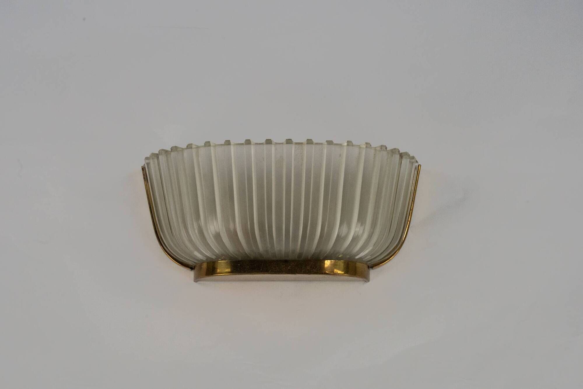 Single Art deco Seguso sconce in brass and glass. Italy 1940s