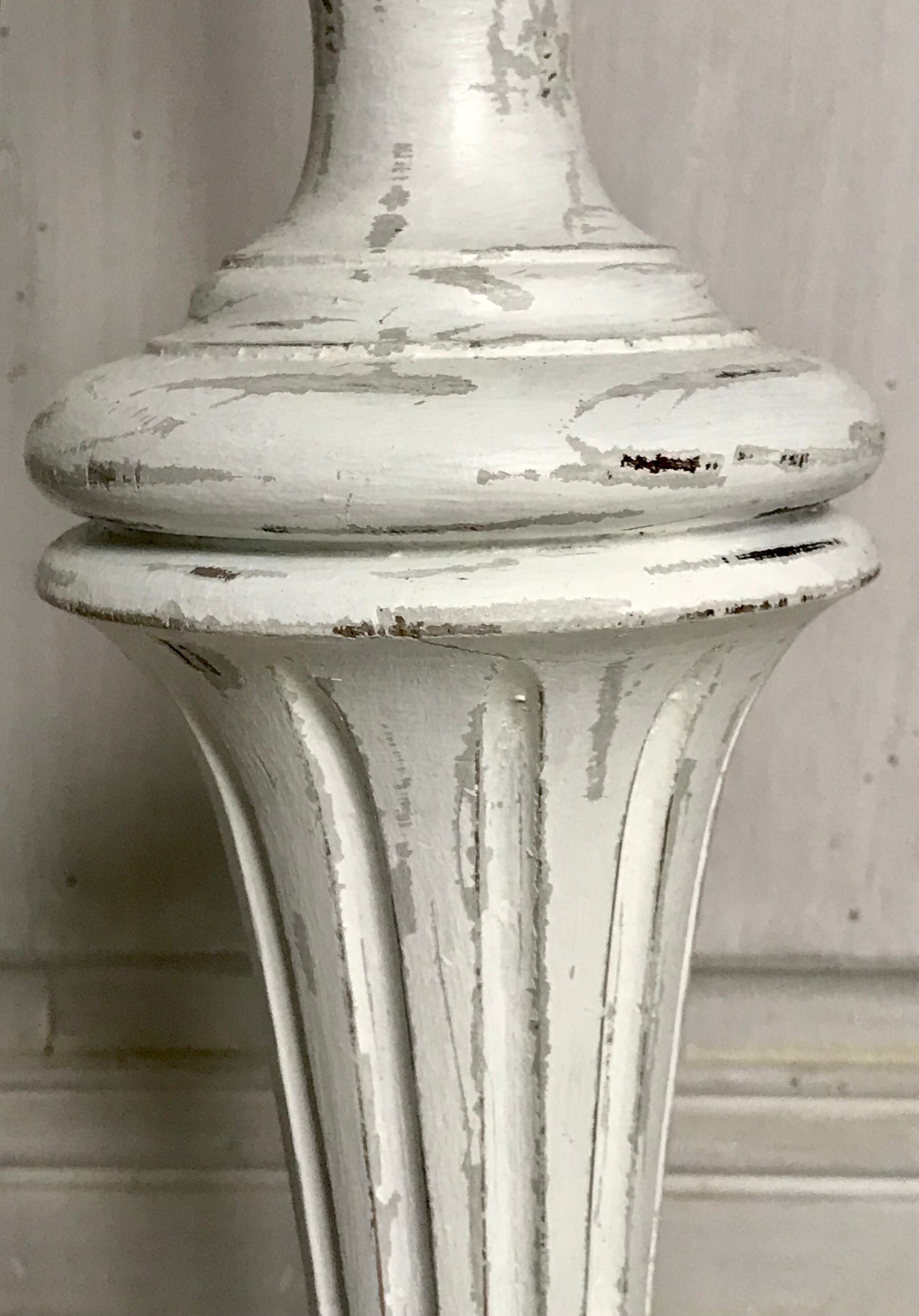 Wooden baluster lamp