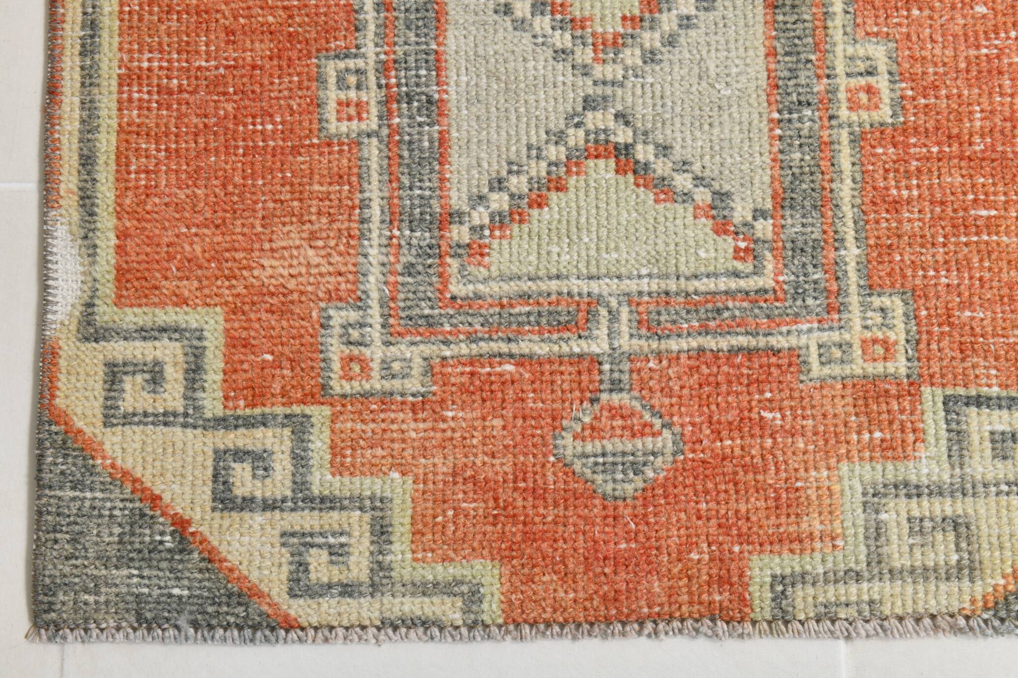 Tapis vintage orange et gris de petite taille 2x3