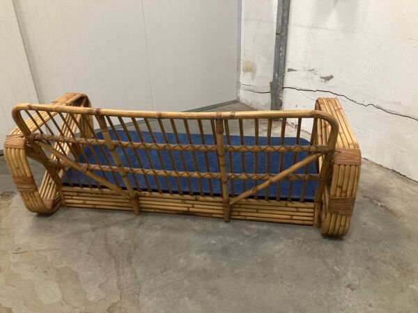 Sofa rectangulaire en rotin à six brins exclusif pour trois places, d'après Paul Frankl, années 50.