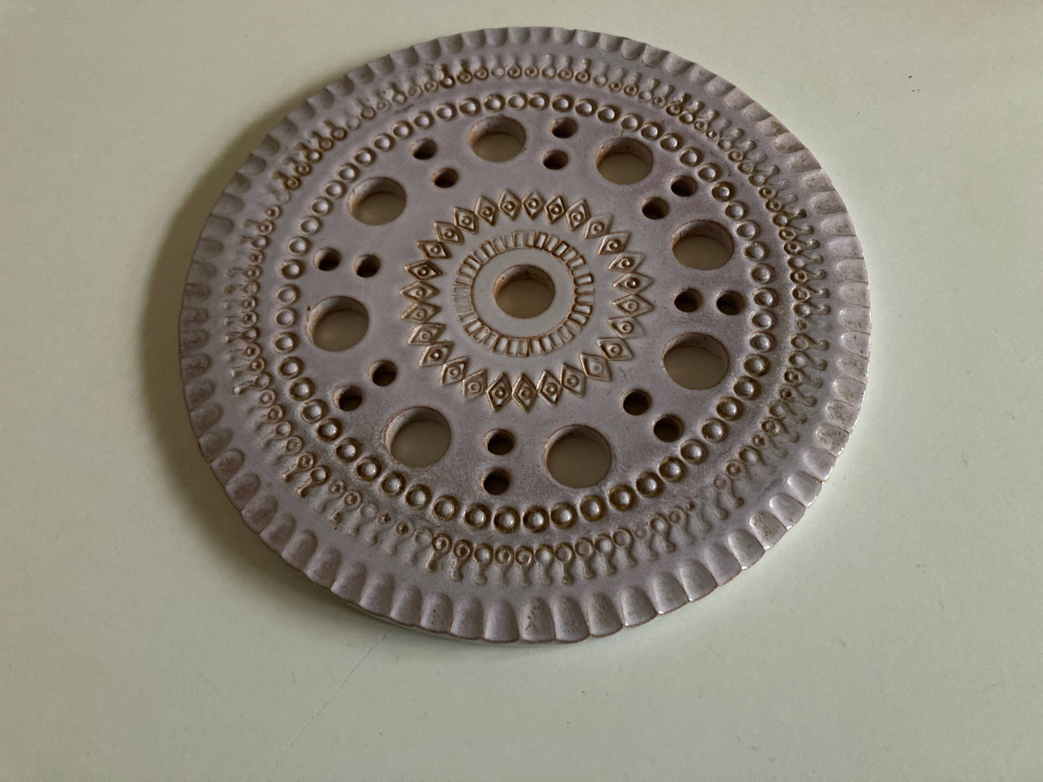 Dessous de plat de potier 1970 en grès perforé incisé