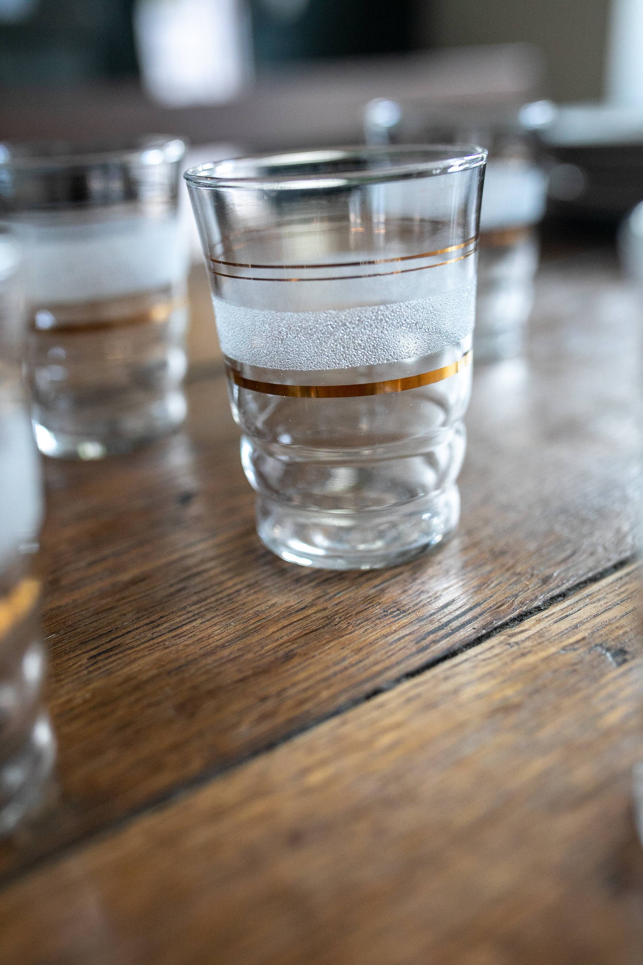 Lot de 8 verres granités blancs