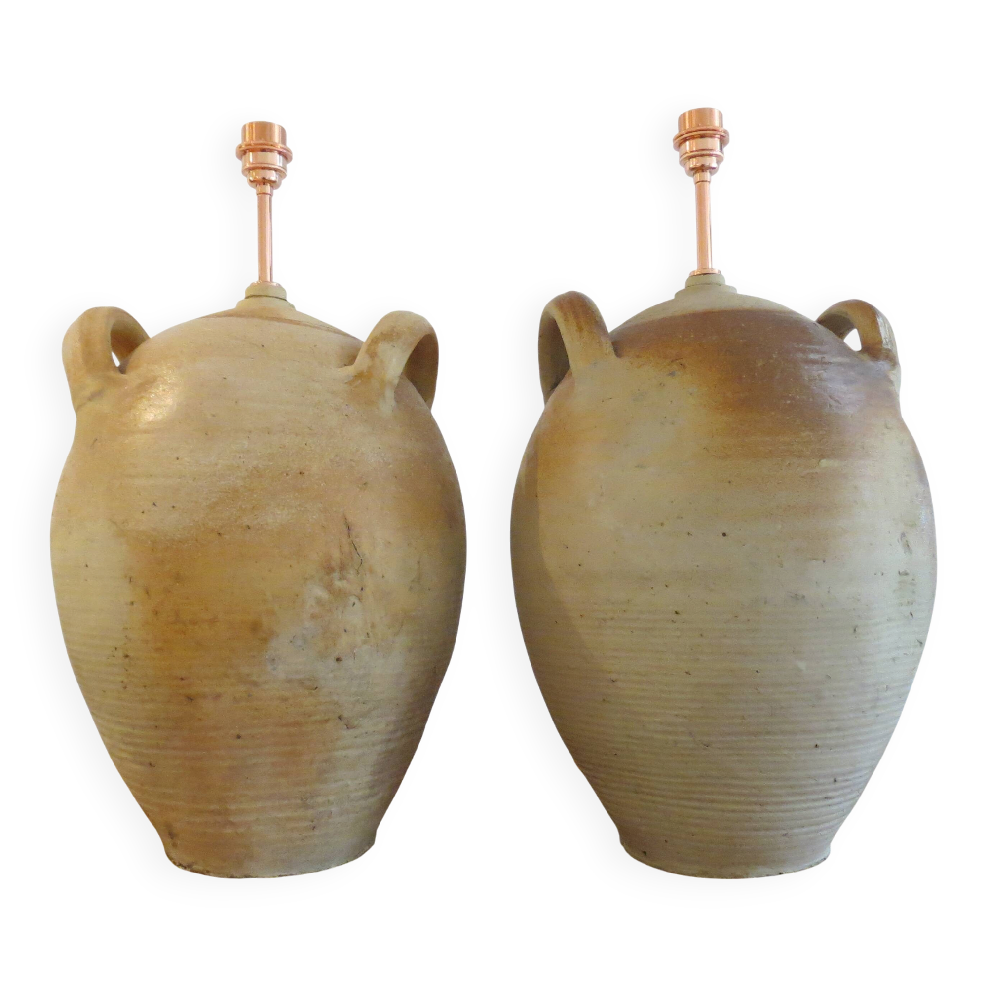 Paire de très grandes lampes de table en poterie en forme de jarres à huile d'olive.