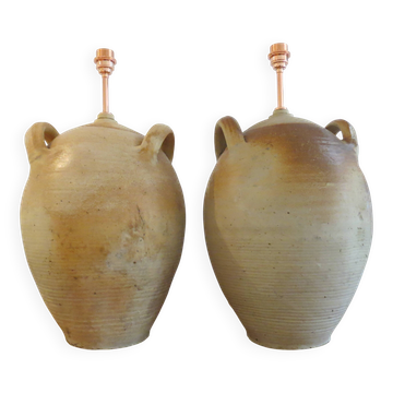 Paire de très grandes lampes de table en poterie en forme de jarres à huile d'olive.