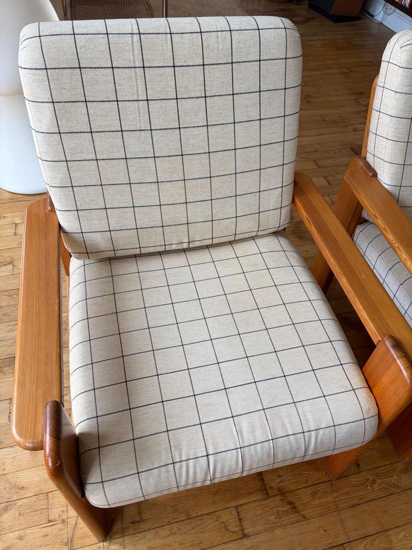 Paire de fauteuils en pin vintage 